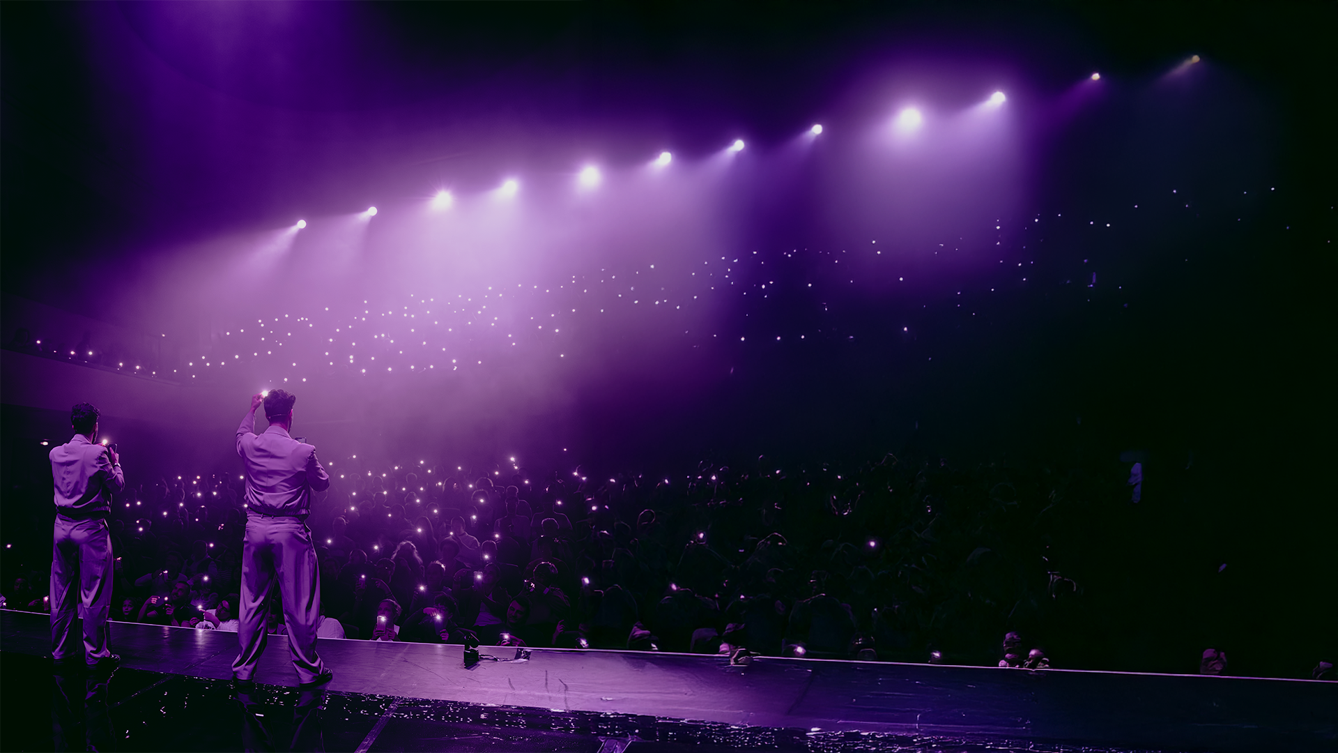 Finale d'un numéro privé sous lumière violette, mariage VIP